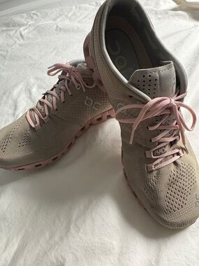 On Cloud X Women's Athletic Shoes sand/rose size 10.5